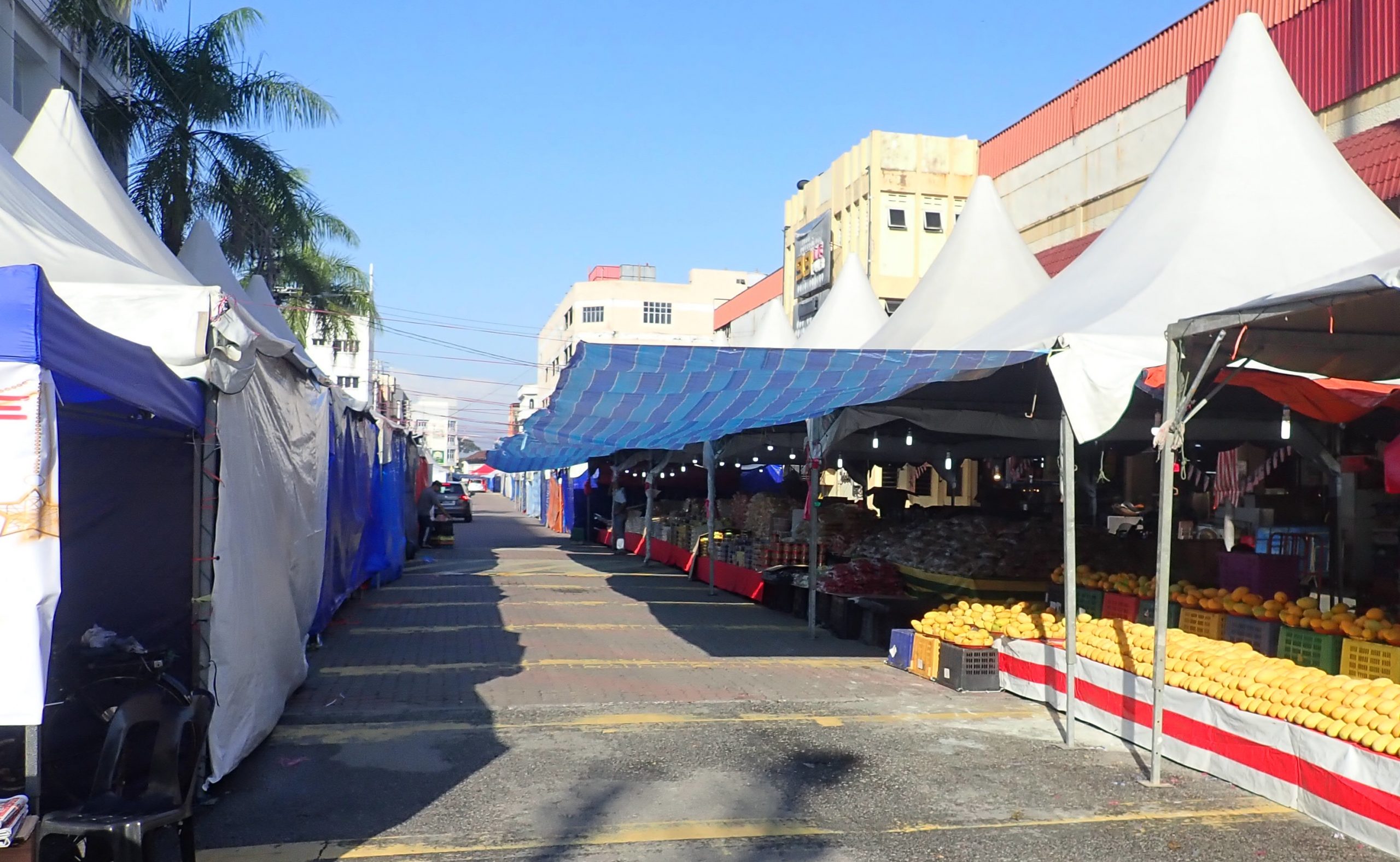 斋戒月小贩在妇幼诊所路旁摆摊 挡阻救护车出入