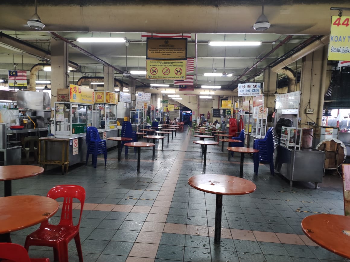 斋戒月小贩在妇幼诊所路旁摆摊 挡阻救护车出入