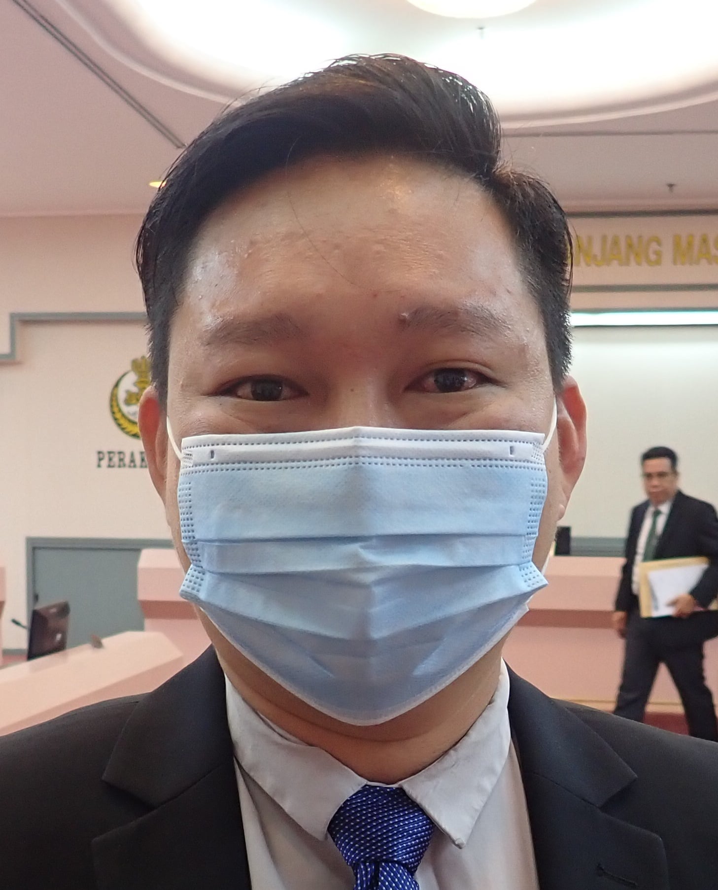 斋戒月小贩在妇幼诊所路旁摆摊 挡阻救护车出入