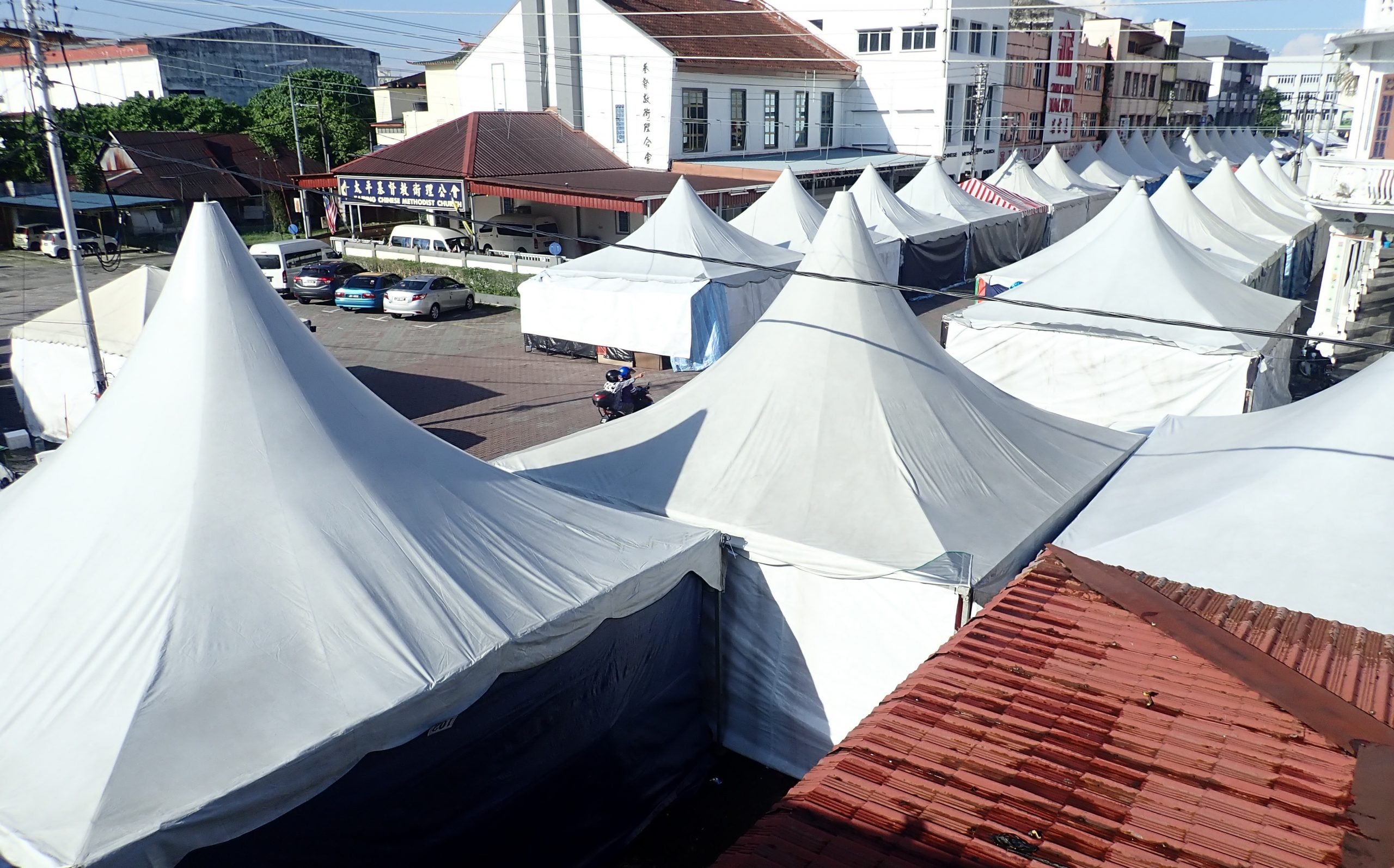 斋戒月小贩在妇幼诊所路旁摆摊 挡阻救护车出入