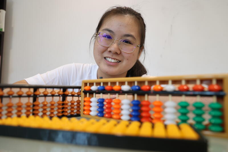 新加坡/初院女生打破本地3‘最快’纪录  4岁学珠心算  7岁成世界级冠军