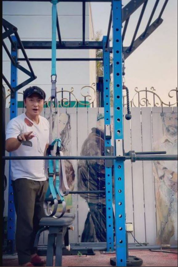 方力申拍节目玩出祸 累胡美贻撞伤头缝16针