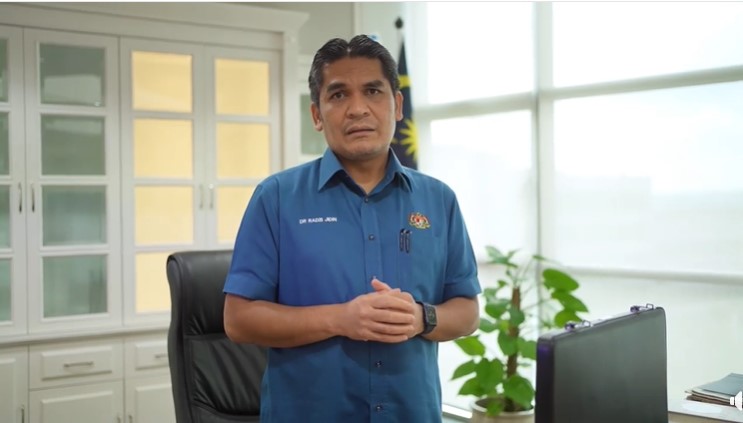 早报封面头∕莫哈末拉兹：17和18日起全体小学生回校