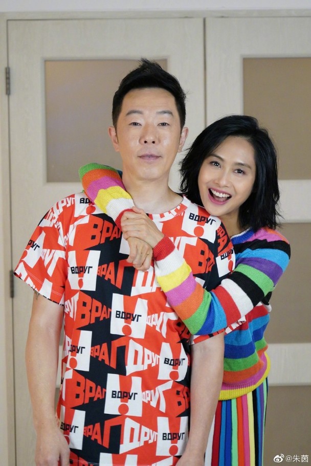 晒20年前旧照贺黄贯中生日 朱茵纯天然美貌网惊呆