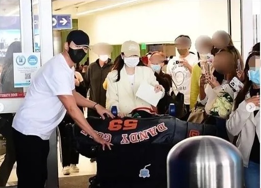 机场急牵孙艺真画面曝光超闪 玄彬美国街头霸气护妻	