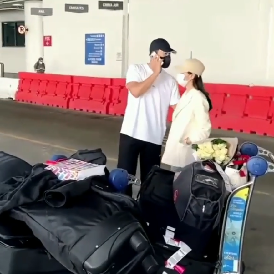 机场急牵孙艺真画面曝光超闪 玄彬美国街头霸气护妻	