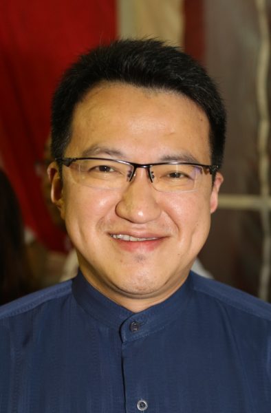 玛丽娜刘镇东设二手衣铺 收集千件二手衣免费送
