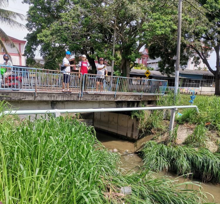 利民达新村基设问题多 黄炣卿骑脚车了解民生
