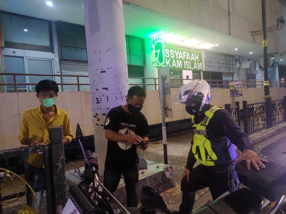 新山市区展执法行动  警捕2被通缉男子