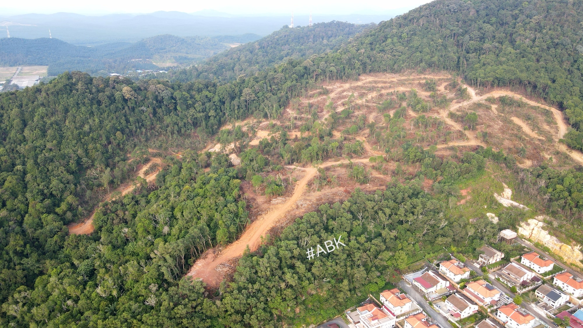 航拍部分山体光秃 民众急问“南峇山怎么了?”