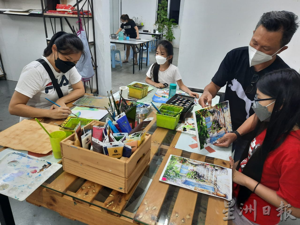柔:时尚记事簿(刊期:4月2日):成人学画画,作品让人惊艳