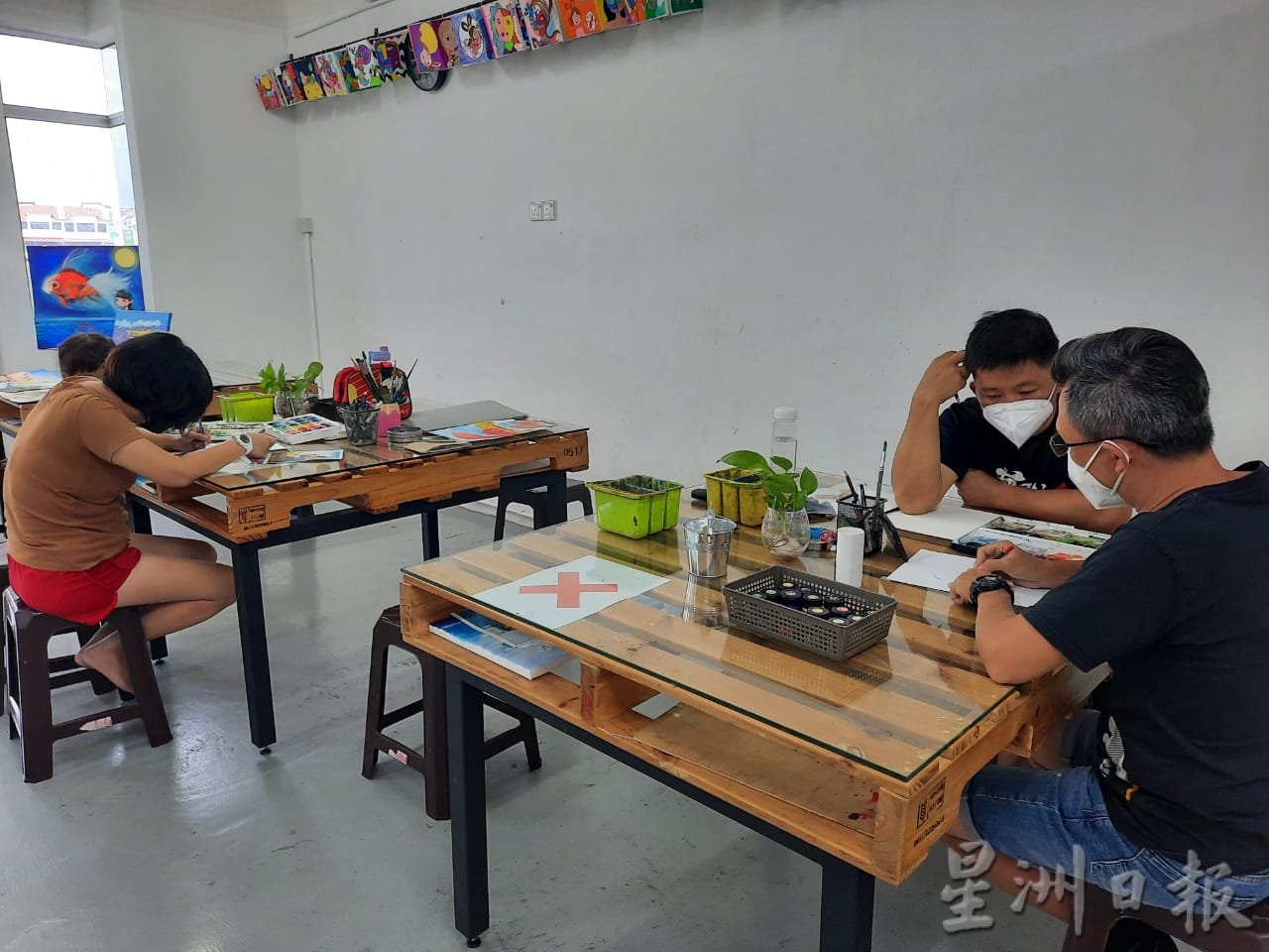 柔:时尚记事簿(刊期:4月2日):成人学画画,作品让人惊艳