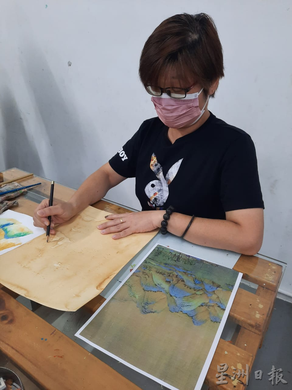 柔:时尚记事簿(刊期:4月2日):成人学画画,作品让人惊艳