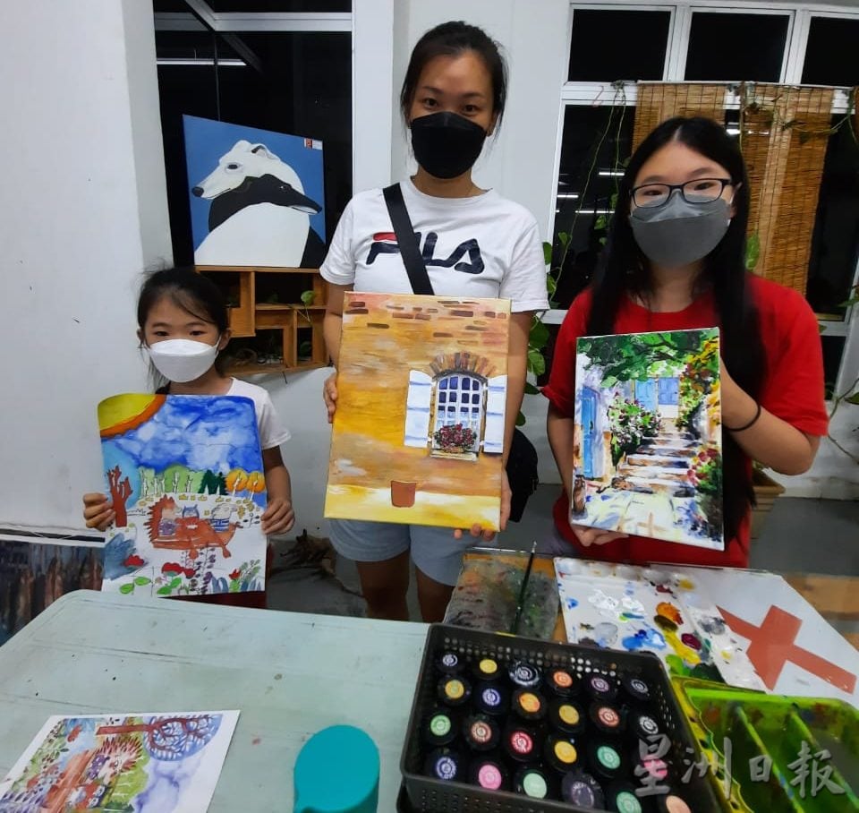 柔:时尚记事簿(刊期:4月2日):成人学画画,作品让人惊艳