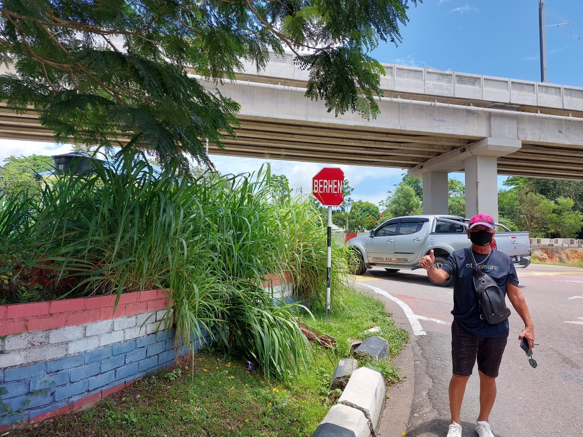 野草大树阻挡视线 民众盼处理和拓宽依斯迈街出口