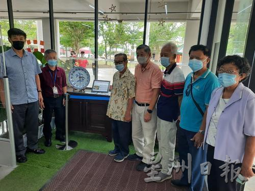 柔:麻中化中学获赠具历史价值的青花瓷盘