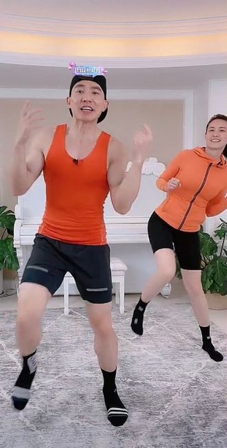 模仿刘畊宏大妇做运动 钟丽缇腰间赘肉现形被酸