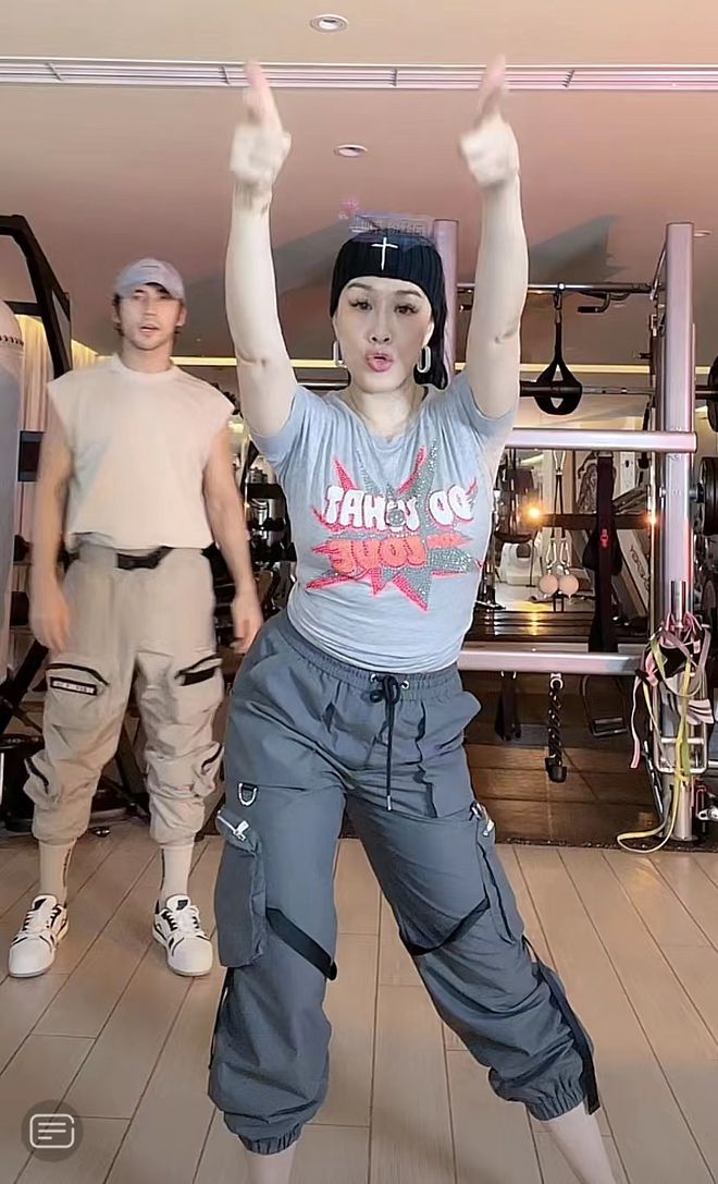 模仿刘畊宏大妇做运动 钟丽缇腰间赘肉现形被酸