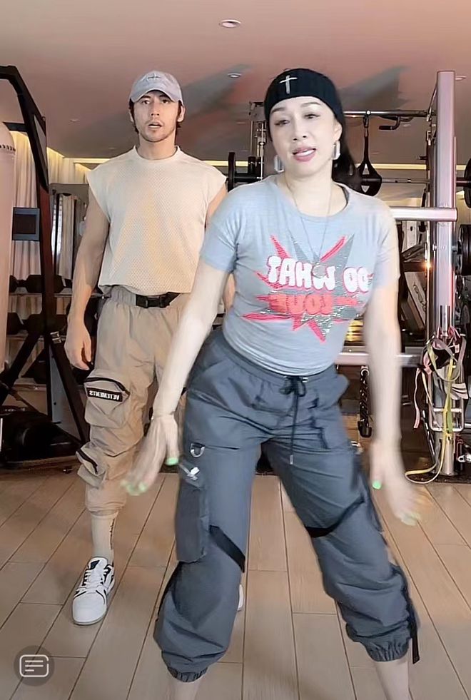 模仿刘畊宏大妇做运动 钟丽缇腰间赘肉现形被酸