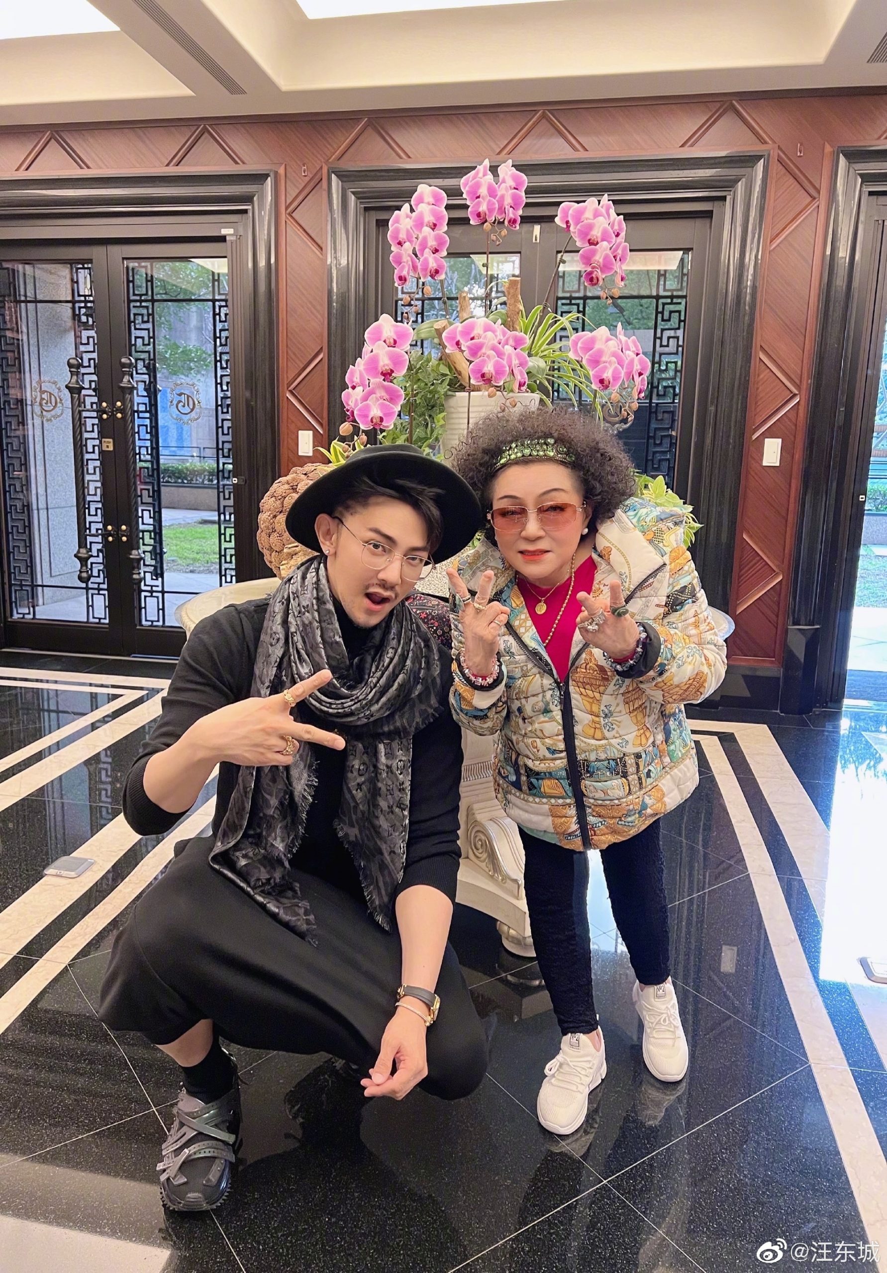 汪东城单身5年痴迷公仔 妈急抱孙呛:能帮你生小孩?