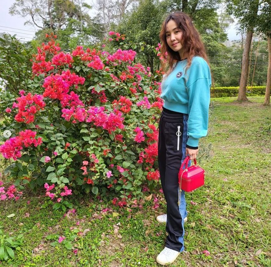 海边开衩露腿藏心机 蔡依林转身大洞泄美背