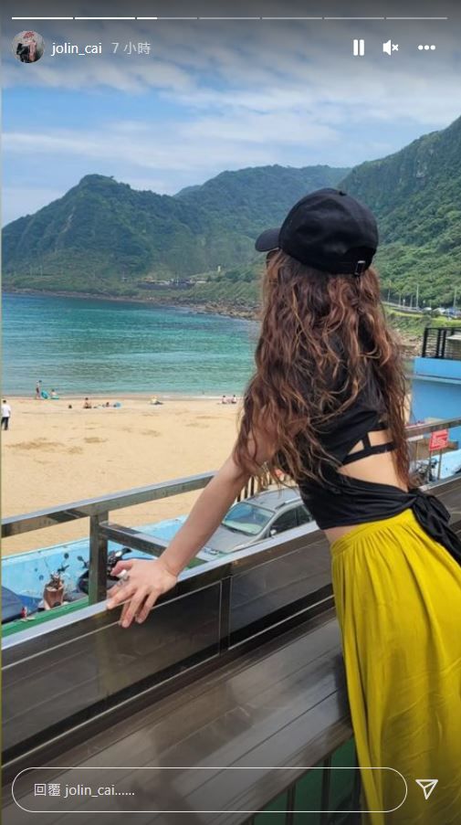 海边开衩露腿藏心机 蔡依林转身大洞泄美背