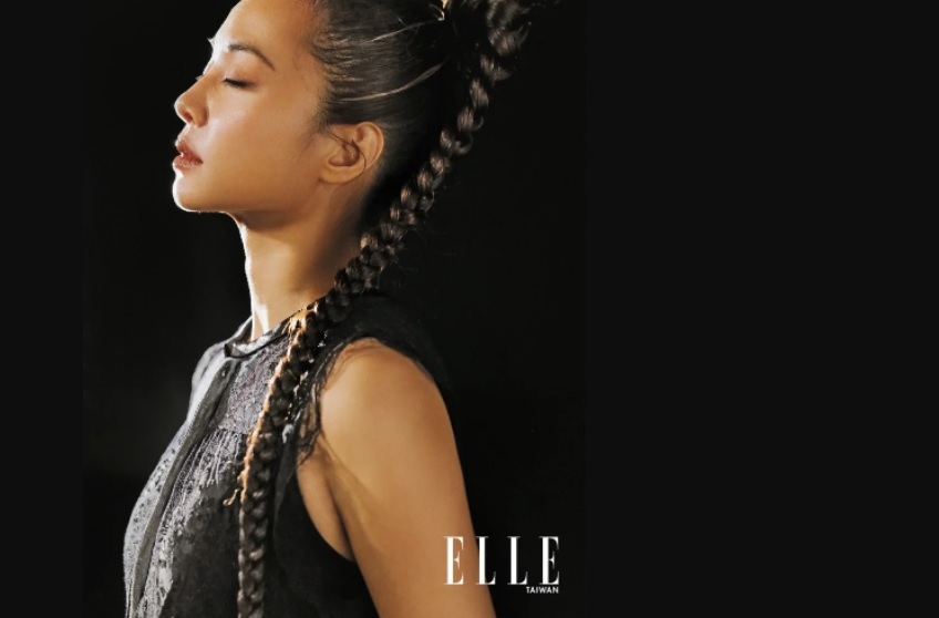 海边开衩露腿藏心机 蔡依林转身大洞泄美背