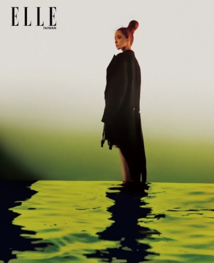 海边开衩露腿藏心机 蔡依林转身大洞泄美背