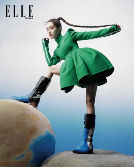 海边开衩露腿藏心机 蔡依林转身大洞泄美背