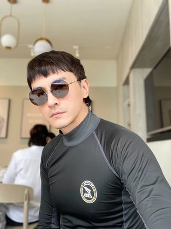 深被目击酒后男男拉手 郑元畅懒理影射