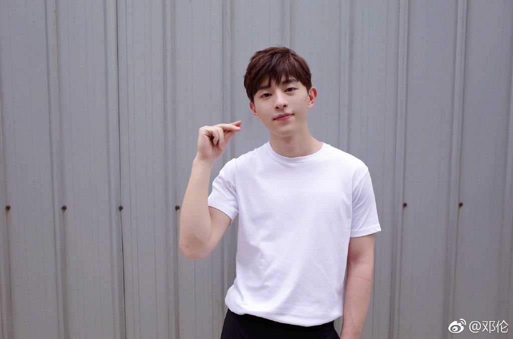 火锅店违反卫生条例 邓伦遭罚款网酸活该