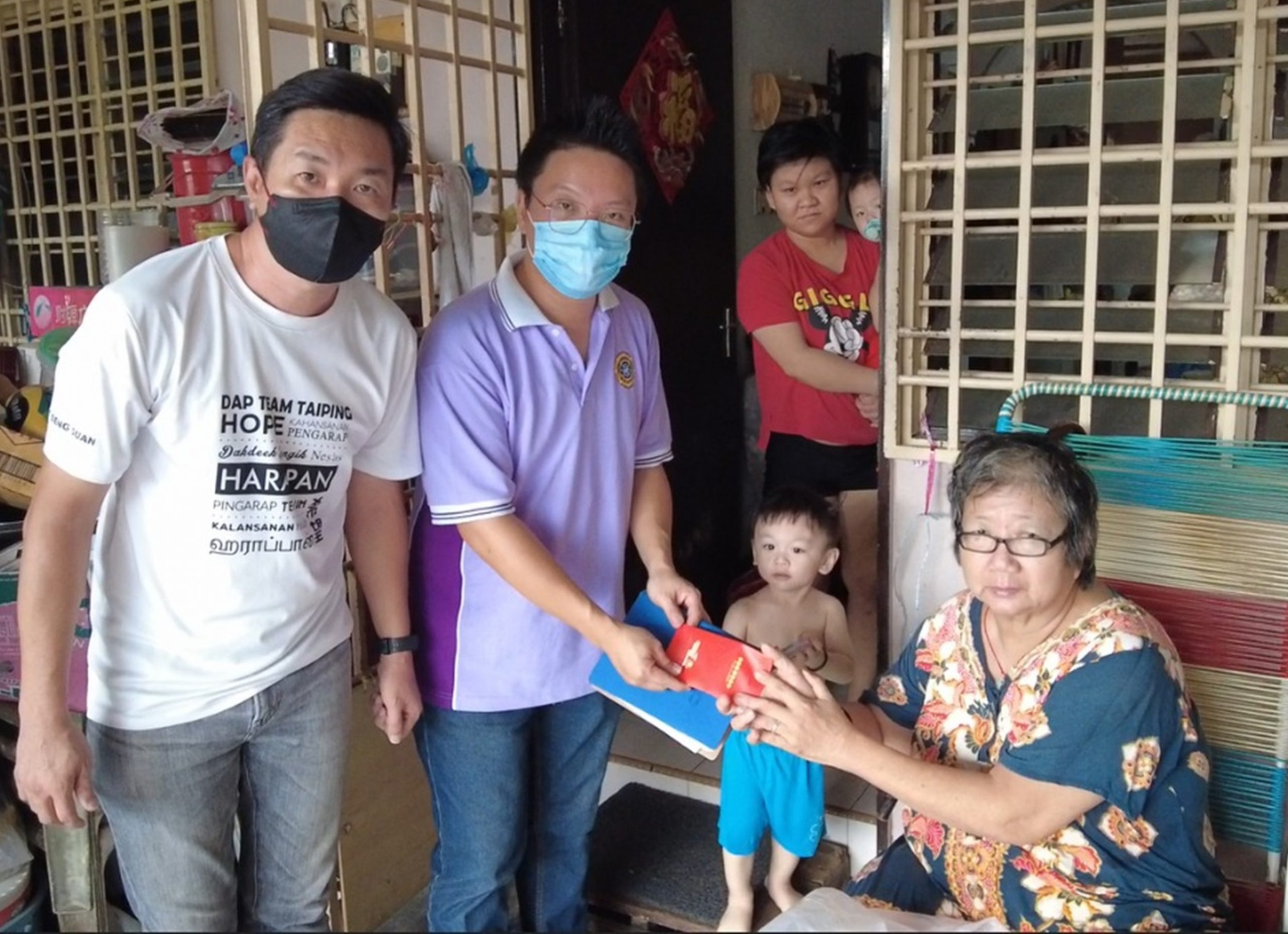 父逝世跟随改嫁母亲 两姐妹需教育费