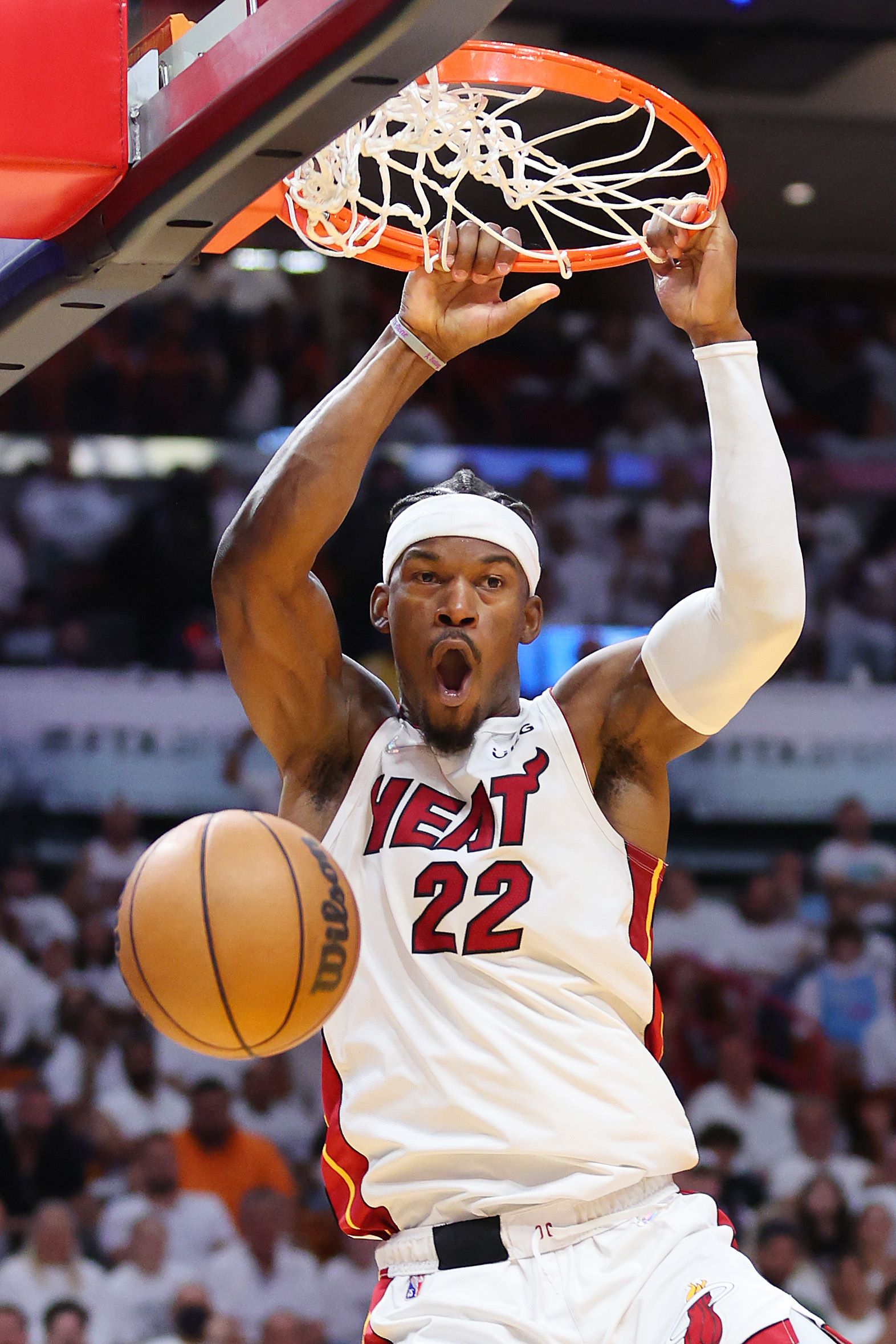 狂轰45分且0失误0犯规  巴特勒起（火）再烤鹰