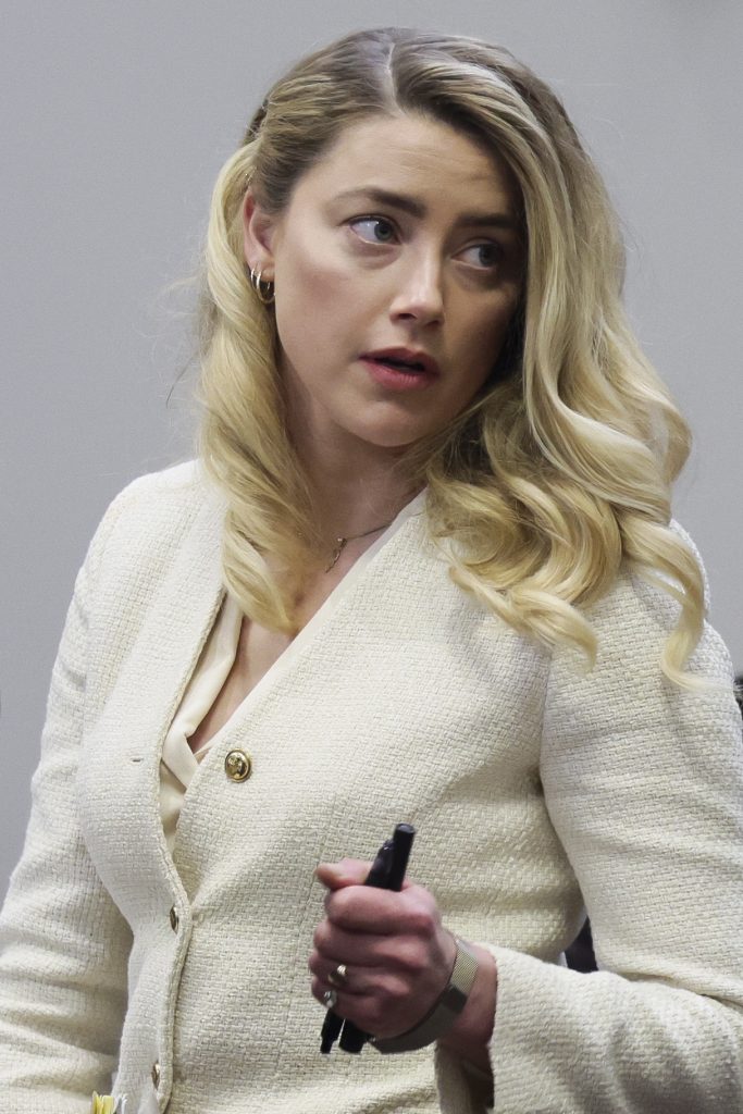 狠批安柏赫德是“人类灾难 ” 阿历宝云女儿发声挺尊尼