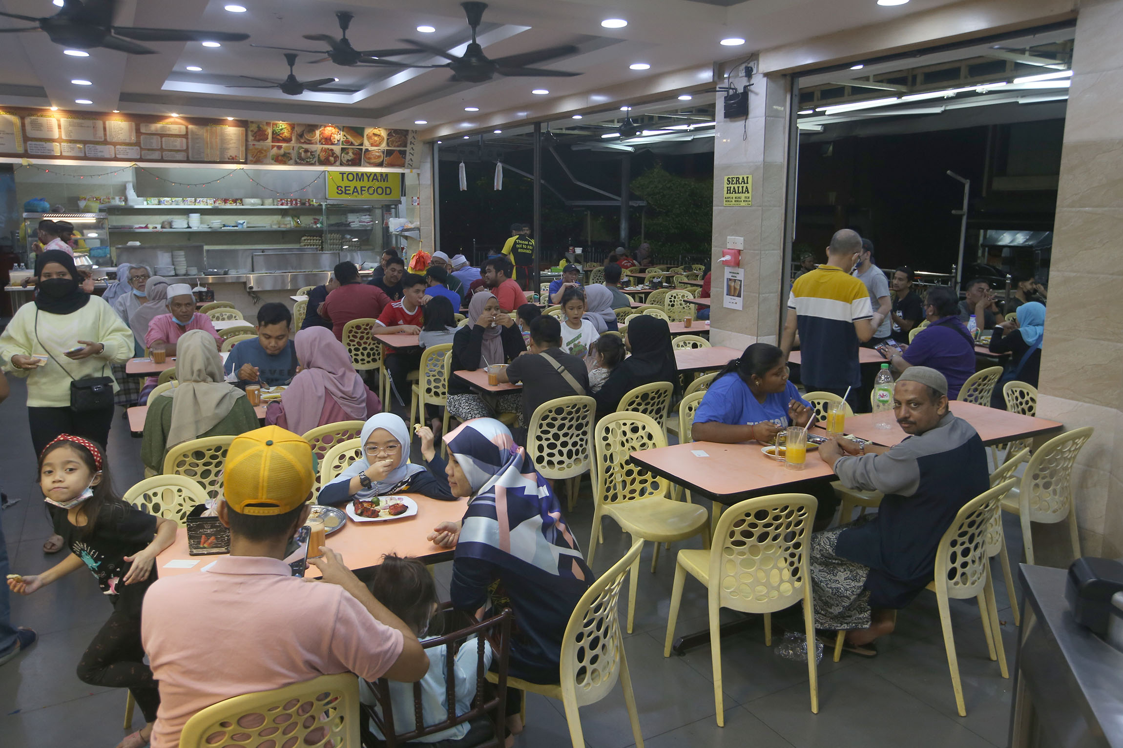 独家|点8人餐1人吃|“他10天没来了” 孤味中男有四坚持