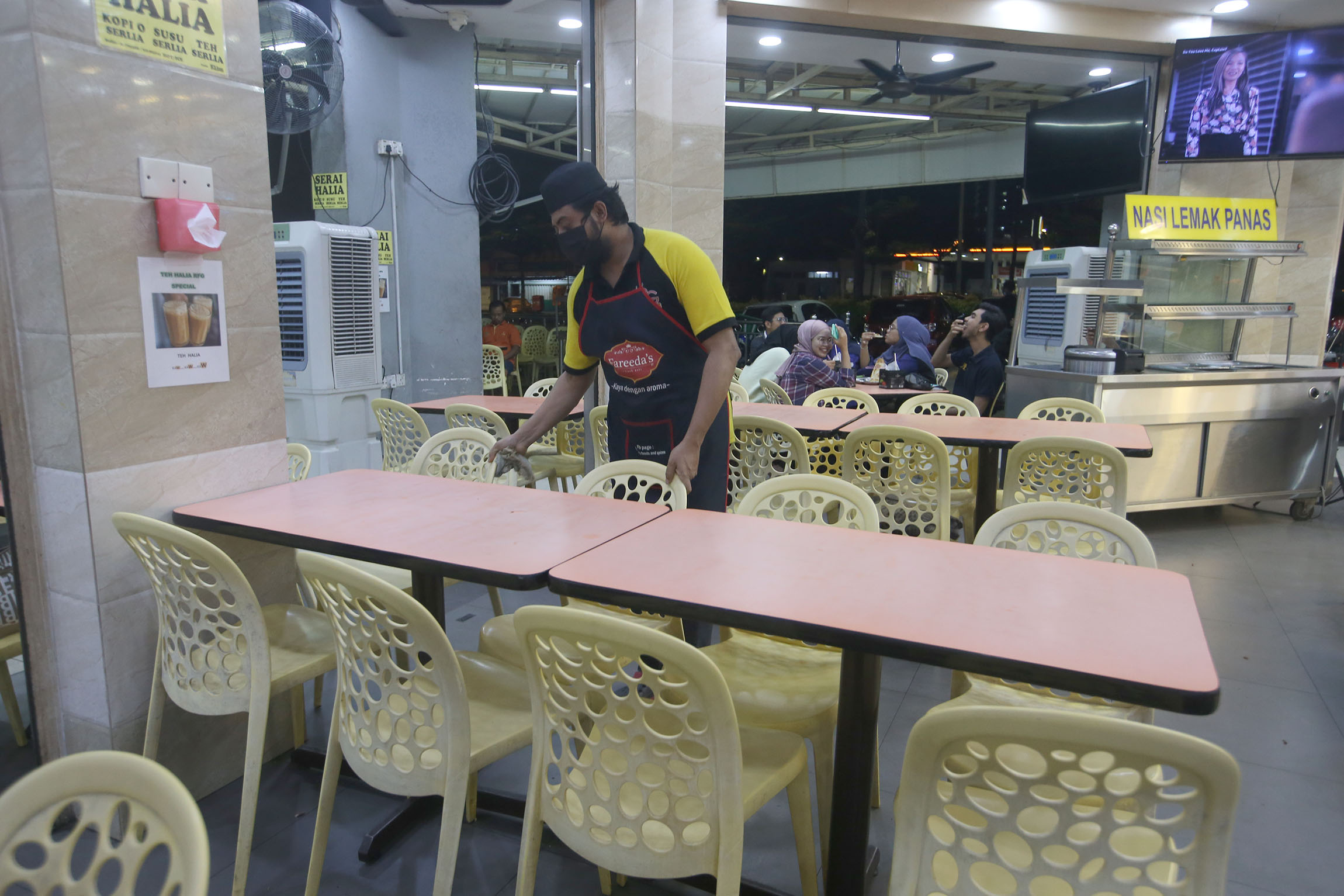 独家|点8人餐1人吃|“他10天没来了” 孤味中男有四坚持