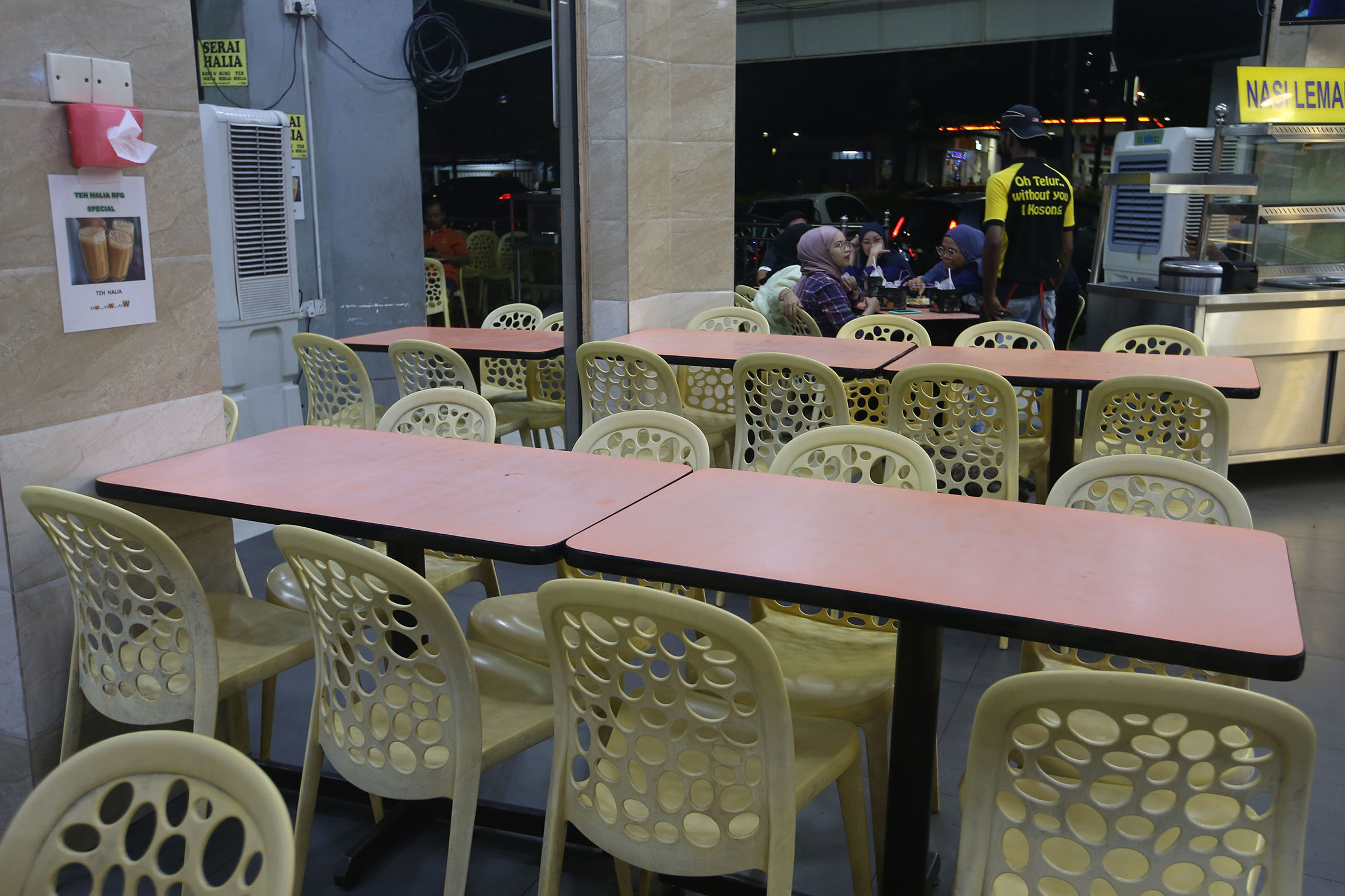 独家|点8人餐1人吃|“他10天没来了” 孤味中男有四坚持