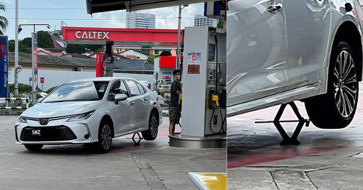 狮城男开车到新山添油 用千斤顶架高汽车添油