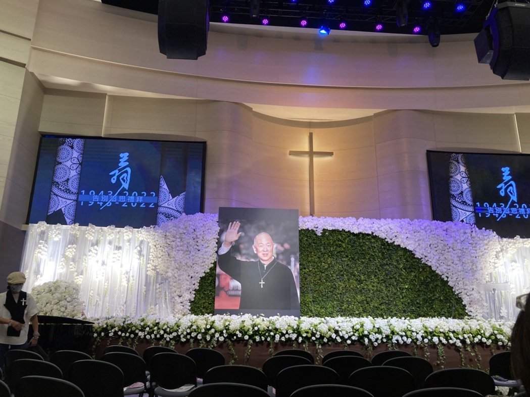 王羽遗照穿黑色教服 王馨平希望来生再当父女