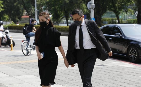 王羽遗照穿黑色教服 王馨平希望来生再当父女