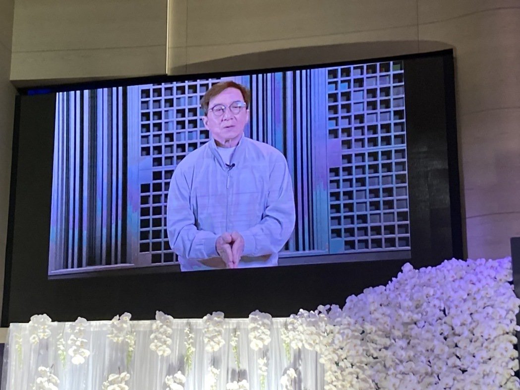 王羽遗照穿黑色教服 王馨平希望来生再当父女