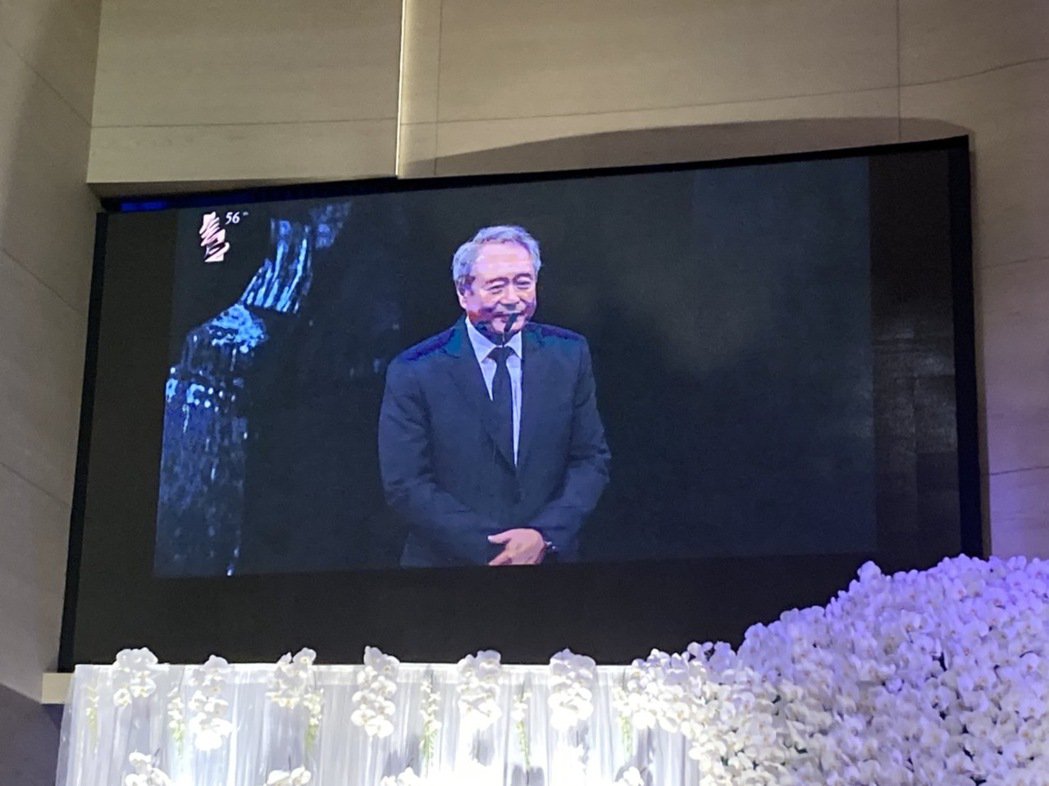 王羽遗照穿黑色教服 王馨平希望来生再当父女