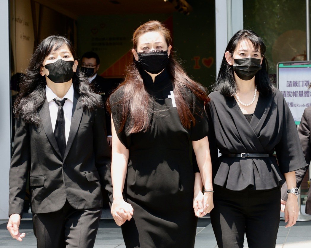 王羽遗照穿黑色教服 王馨平希望来生再当父女