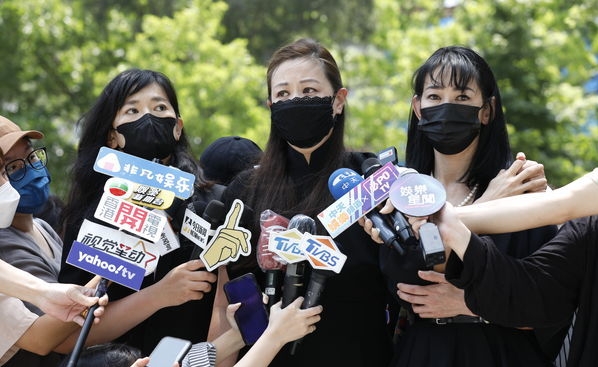 王羽遗照穿黑色教服 王馨平希望来生再当父女