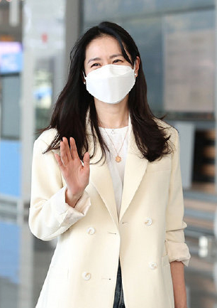 甜蜜现身机场 玄彬孙艺真夫妻装飞美度蜜月