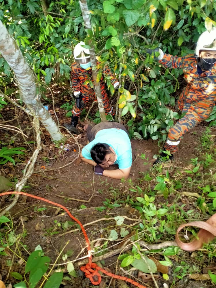 男子跌入1公尺深的山丘斜坡·消拯员耗时逾1小时将他抬出