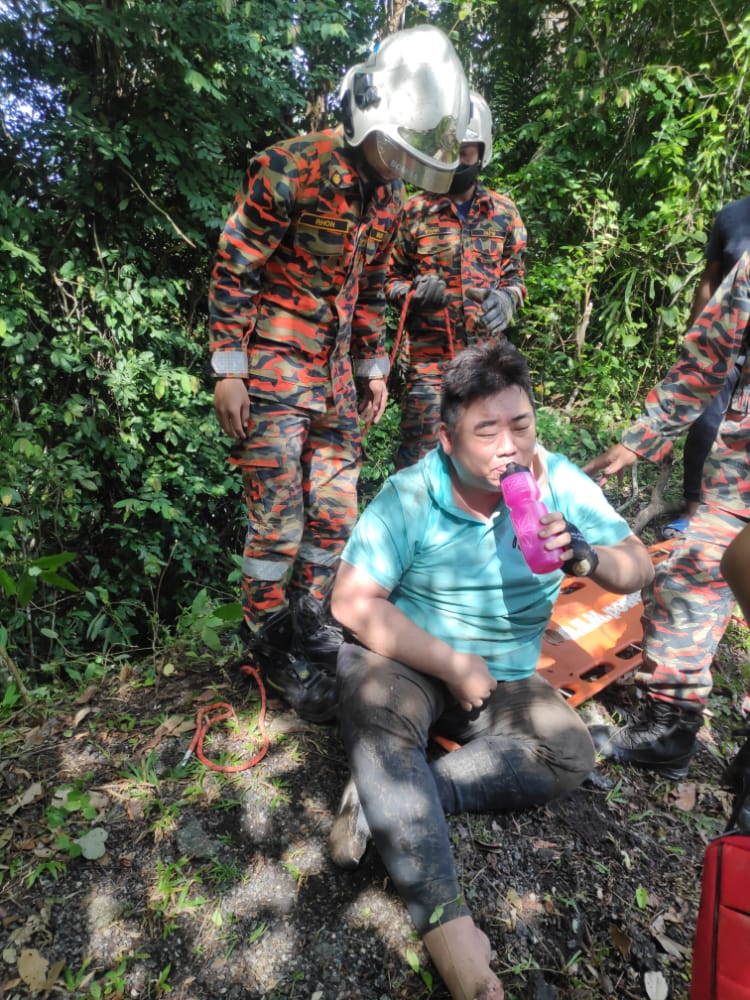 男子跌入1公尺深的山丘斜坡·消拯员耗时逾1小时将他抬出