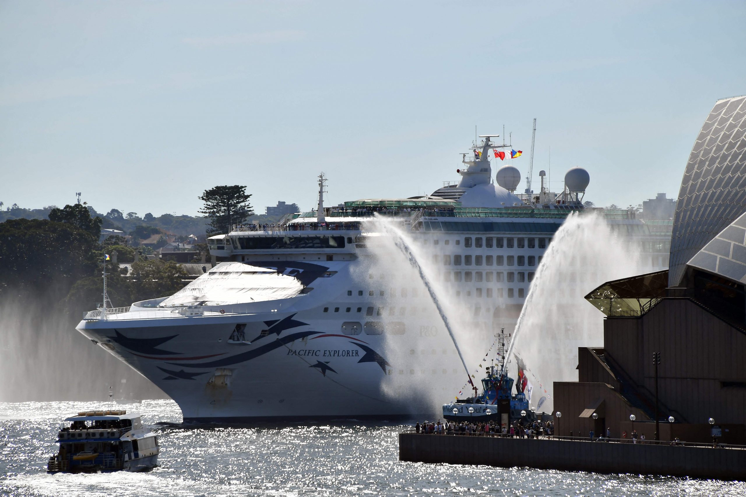 疫情两年多后 第一艘邮轮重新驶入悉尼港