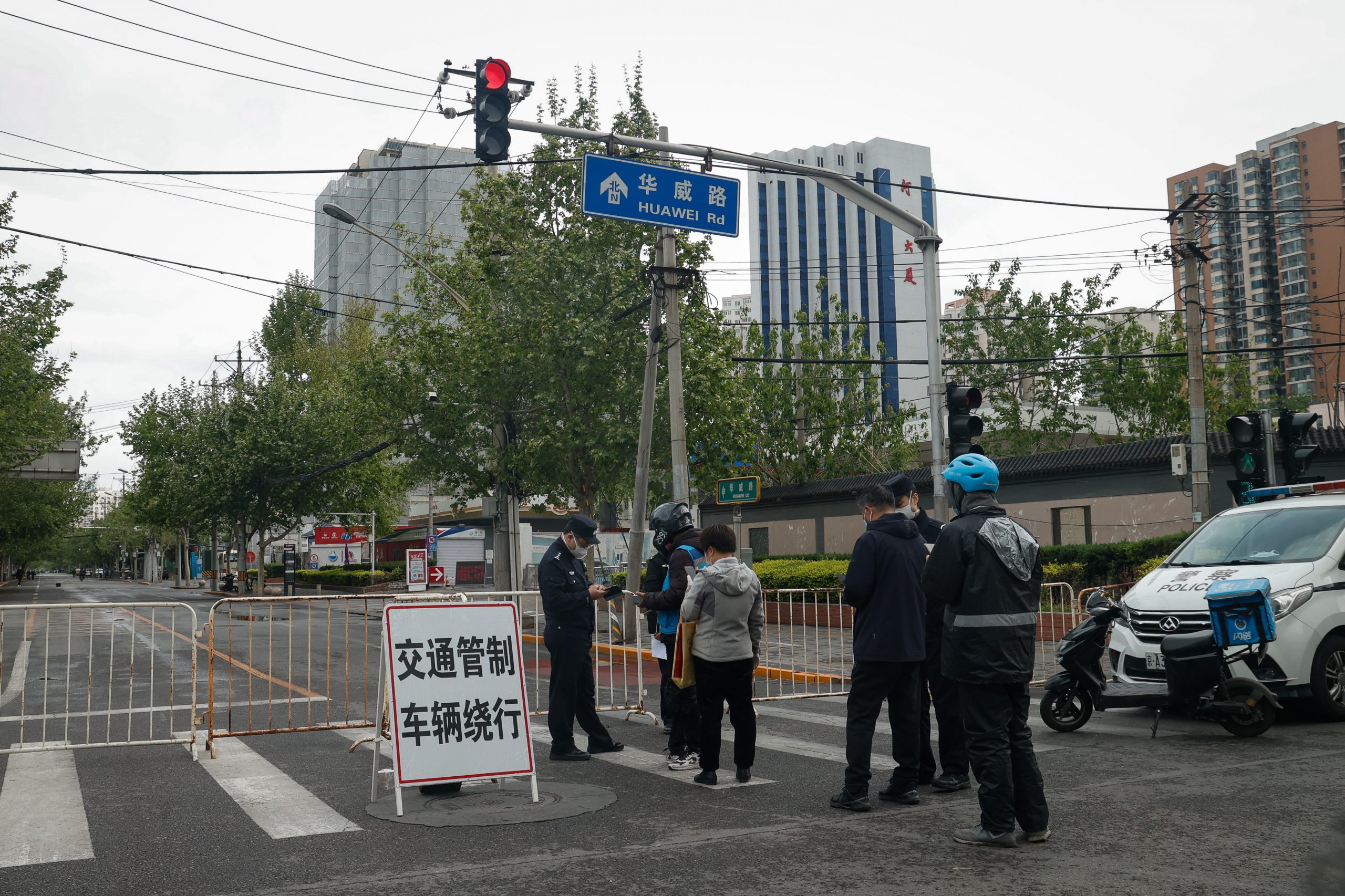 疫情影响求职不易 中国国常会:加强政策稳就业