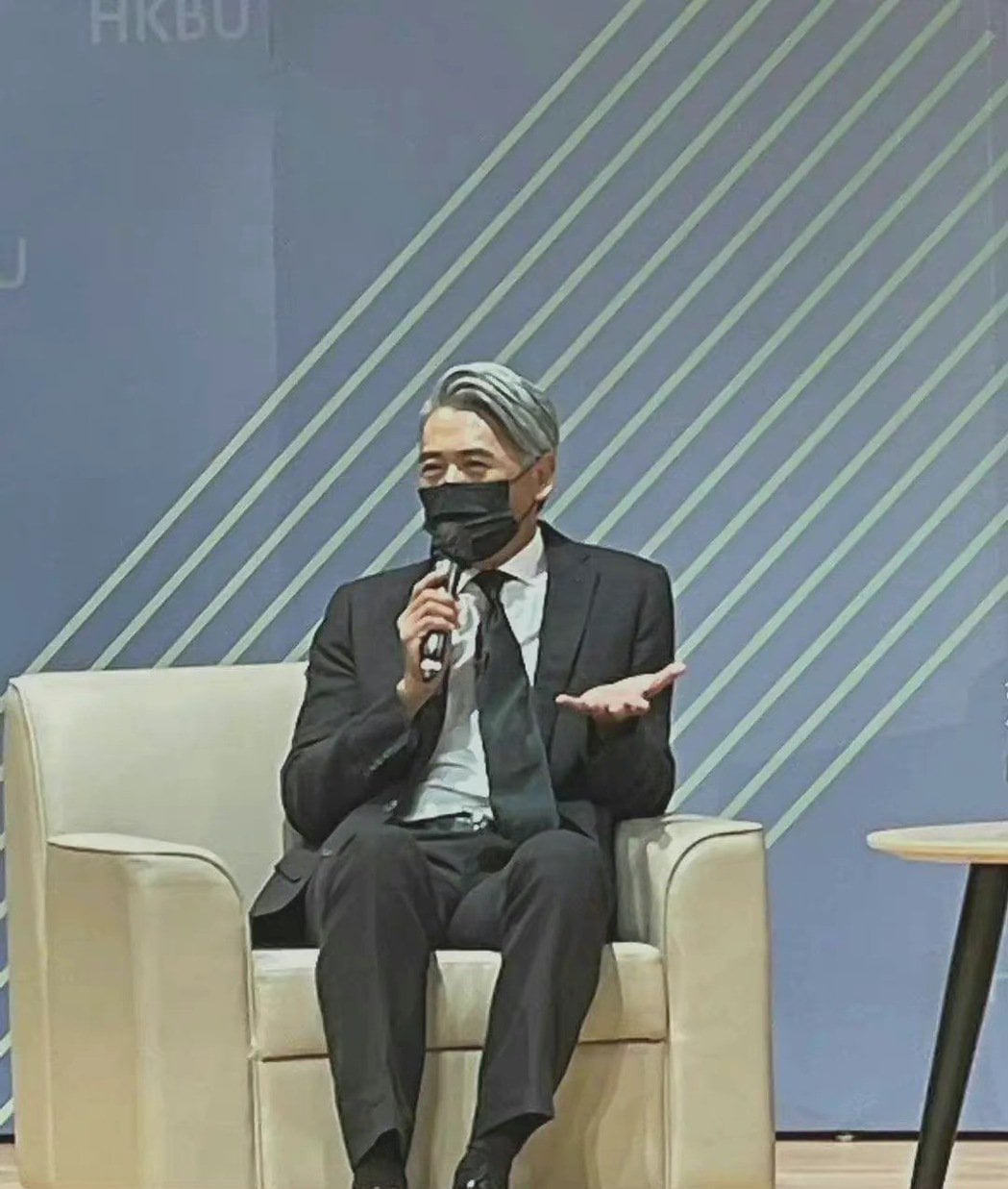 看不出66岁! 周润发一头茂密白发被赞帅